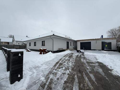 Straßenansicht - Modernes Einfamilienhaus mit zwei Doppelgaragen in ruhiger Lage