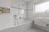 Badezimmer mit Wanne - 