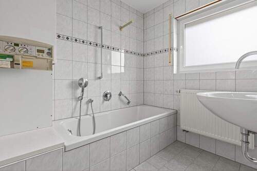 Badezimmer mit Wanne - 