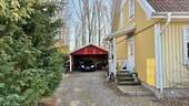 Einfahrt und Carport mit Seiteneingang - 
