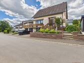 Hausfront - Familienhaus mit schönem Garten in ruhigerer Lage.