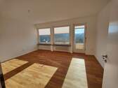 Zimmer Obergeschoss mit Zugang zum Balkon - 