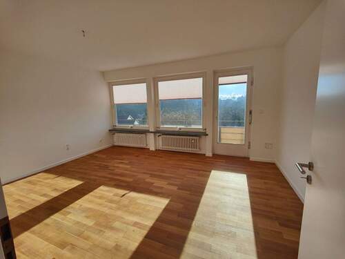 Zimmer Obergeschoss mit Zugang zum Balkon - 