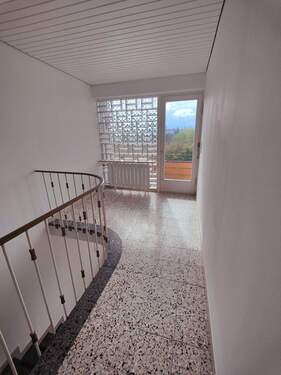 Treppenhaus Obergeschoss mit Ausgang Balkon - 