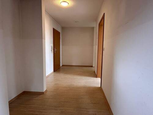 Geräumiger Flur - 4 Zimmer Etagenwohnung in Pleinfeld