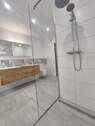 Bad mit Dusche - Erstbezug! Helle 3 Zimmer Wohnung mit Balkon und Stellplatz in ruhiger, aber zentraler Lage.