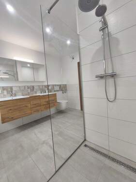 Bad mit Dusche - Erstbezug! Helle 3 Zimmer Wohnung mit Balkon und Stellplatz in ruhiger, aber zentraler Lage.