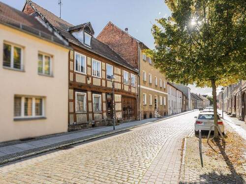 sanierungsbdürftiges Fachwerkhaus mit Zufahrt - 1 Zimmer Mehrfamilienhaus, Wohnhaus in Nauen