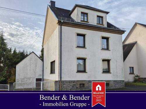 Vorderansicht - Geräumiges Wohnhaus mit kleinem Nebengebäude in Straßenhaus zu verkaufen!