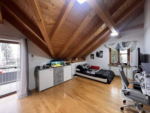 Gemütliches Schlafzimmer mit Dachschräge und durchdachter Raumaufteilung - 