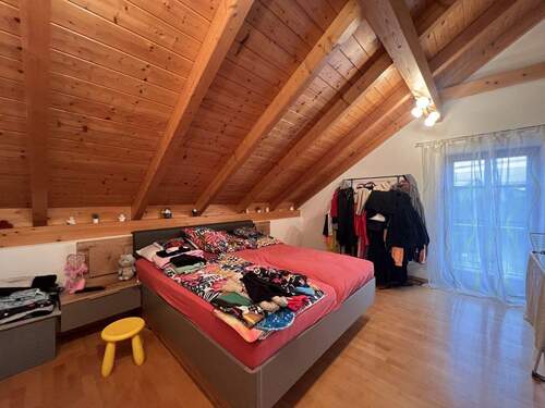 Gemütliches Schlafzimmer mit durchdachter Raumaufteilung und viel Stauraum - 