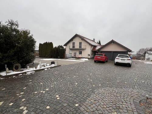 Großzügiger, gepflegter Zufahrtsbereich mit modernem Haus und Carport - Gepflegtes 1 Fam. Haus m. . Baugrundstück u. Halle