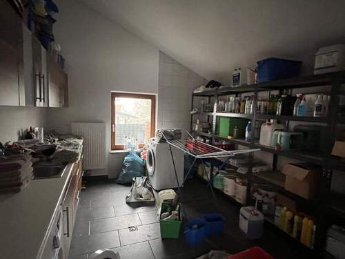 Geräuschvoller Hauswirtschaftsraum mit viel Stauraum und Waschmaschine - 