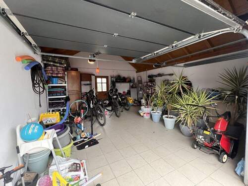 Vielseitiger Hobbyraum mit durchdachter Raumaufteilung und fest verbauten Stauraumlösungen - 