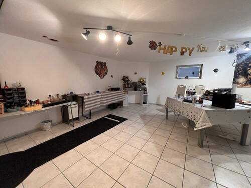 Großzügiger Partyraum mit durchdachter Raumaufteilung und fest verbauten Extras - 