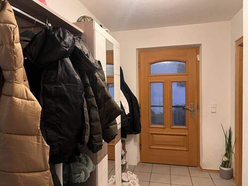 Geräumiger Eingangsbereich mit praktischer Garderobe und durchdachter Raumaufteilung - 