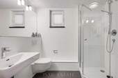 Badezimmer mit Dusche im UG - 