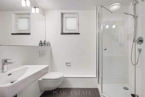 Badezimmer mit Dusche im UG - 