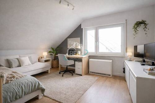virtuell bearbeitetes Gaste- Arbeitszimmer - Großzügige 4-Zimmer-Dachgeschosswohnung mit Balkon und Stellplatz in ruhiger Lage