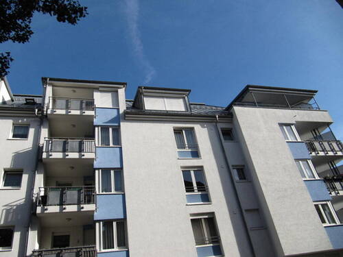 Hausansicht mit Balkonen - 