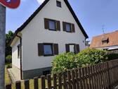 Vorderfassade - Erbpacht bis 2050: älteres Einfamilienhaus auf großem Grund