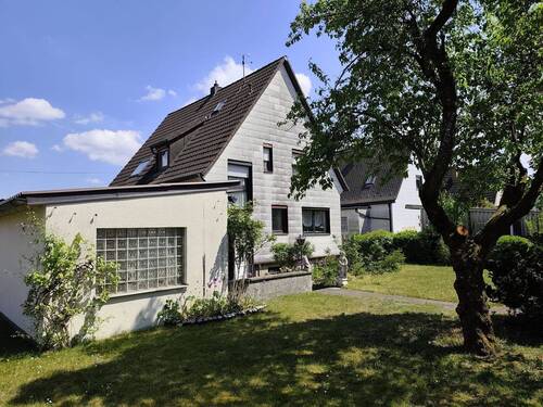 Rückfassade und Freisitz - 4 Zimmer Einfamilienhaus in München