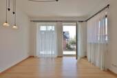 Wohnzimmer mit Zugang zum Balkon - 