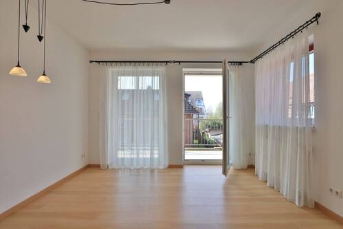 Wohnzimmer mit Zugang zum Balkon - 