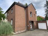 Vorderansicht mit Garage - 