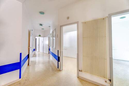 Flur Ansicht 2.jpg - 8 Zimmer Büro in Göppingen