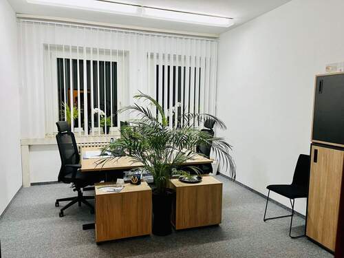 grosses Büro mit 2 Standardarbeitsplätzen - 
