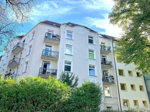 Blick auf das Haus - BEGEHRTER EPPENDORFER WOHNKLASSIKER: SANIERTE ALTBAUWOHNUNG MIT VIEL FLAIR