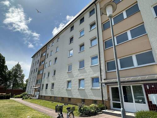 Hausansicht - Helle 2 Zimmer-Wohnung mit Loggia und Fahrstuhl