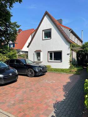 Frontansicht - Modernisiertes Einfamilienhaus mit großem Grundstück in Oberneuland