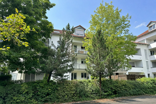 Gebäudeansicht - Schicke, neuwertige 2,5-Zimmer-Dachterrassenwohnung in bevorzugter Lage