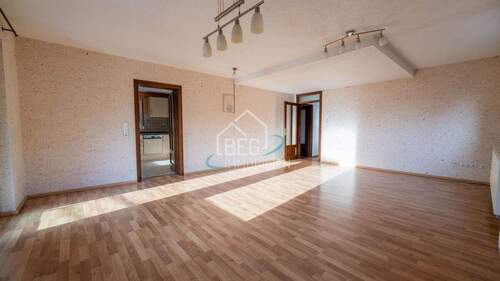 Wohnzimmer - Großzügige 5-Zimmer-Wohnung mit flexibler Aufteilung