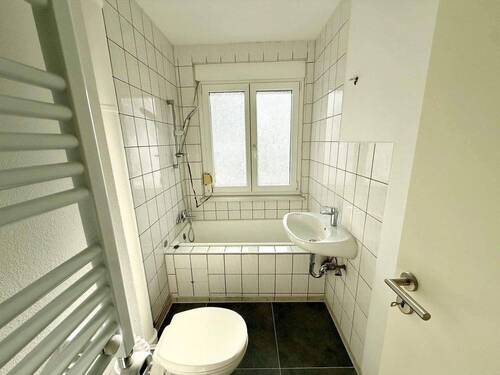 Lichtes Tageslichtbad mit Badewanne - 