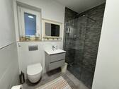 Modernes Bad im Erdgeschoss - 