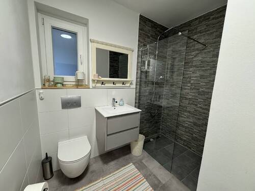 Modernes Bad im Erdgeschoss - 