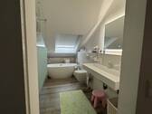 Modernes Bad im Obergeschoss. - 