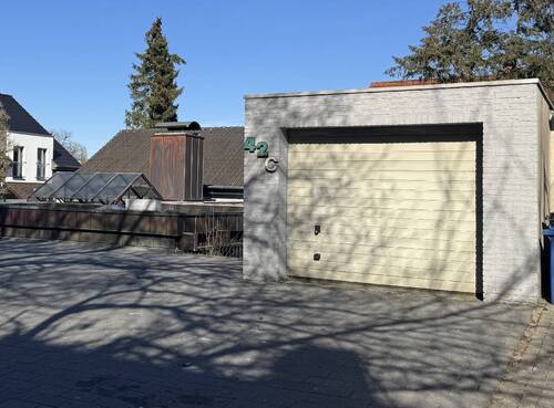 Garage und zwei Stellplätze auf dem Grundstück - 