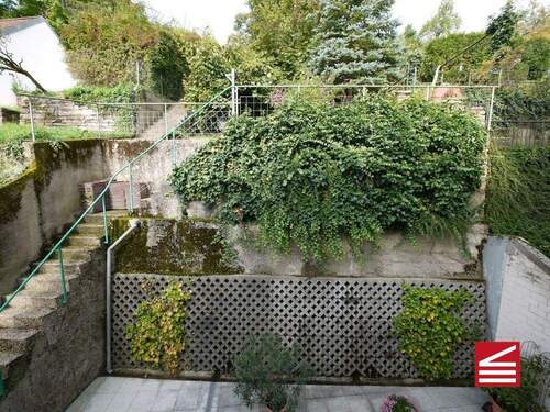 Aufgang in den terrasierten Garten - 