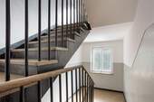Treppenhaus - 1 Zimmer Mehrfamilienhaus, Wohnhaus zum Kaufen in Düsseldorf