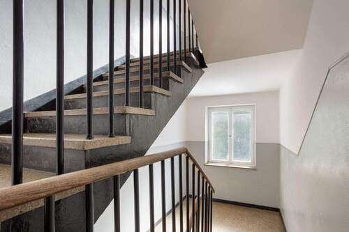Treppenhaus - 1 Zimmer Mehrfamilienhaus, Wohnhaus zum Kaufen in Düsseldorf