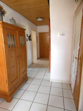 Flur, Foto 1 (EG) - 8 Zimmer Mehrfamilienhaus, Wohnhaus in Asselfingen