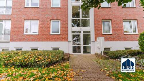 Vor dem Hauseingang - 