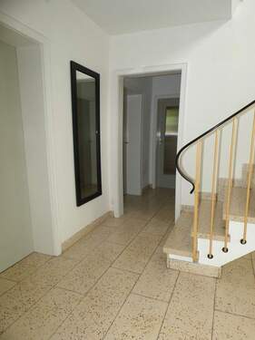 Flur / Treppenhaus (UG) - 6 Zimmer Einfamilienhaus in Heidenheim an der Brenz