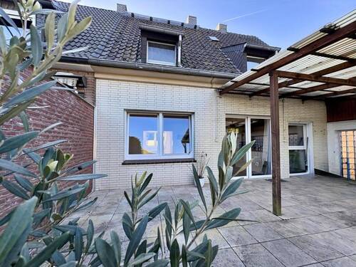 Ein Blick auf die teil-überdachte Terrasse - 