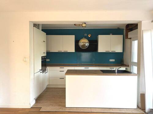 Offene Küche mit moderner Insel - 