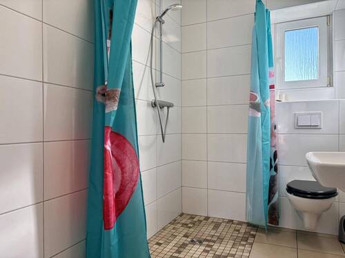 Tageslicht-Bad mit ebenerdiger Dusche im Erdgeschoss - 